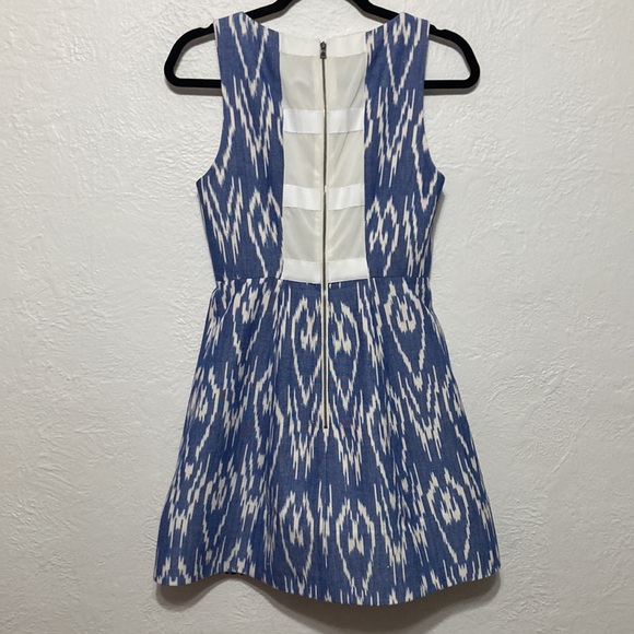 Alice + Olivia by Stacey Bendet Sleeveless Dress in Blue and White Sz 4 - Picture 9 of 14